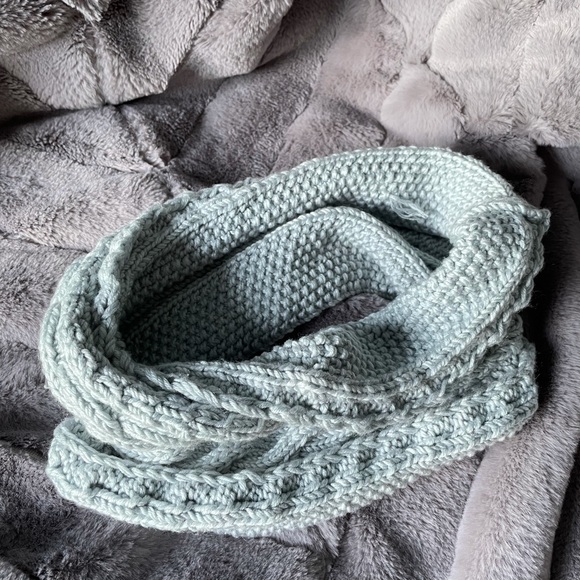 Women’s Wool Mini-Shawl - Picture 3 of 3